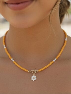Spring/Summer Necklace With Daisy Charm Brand New